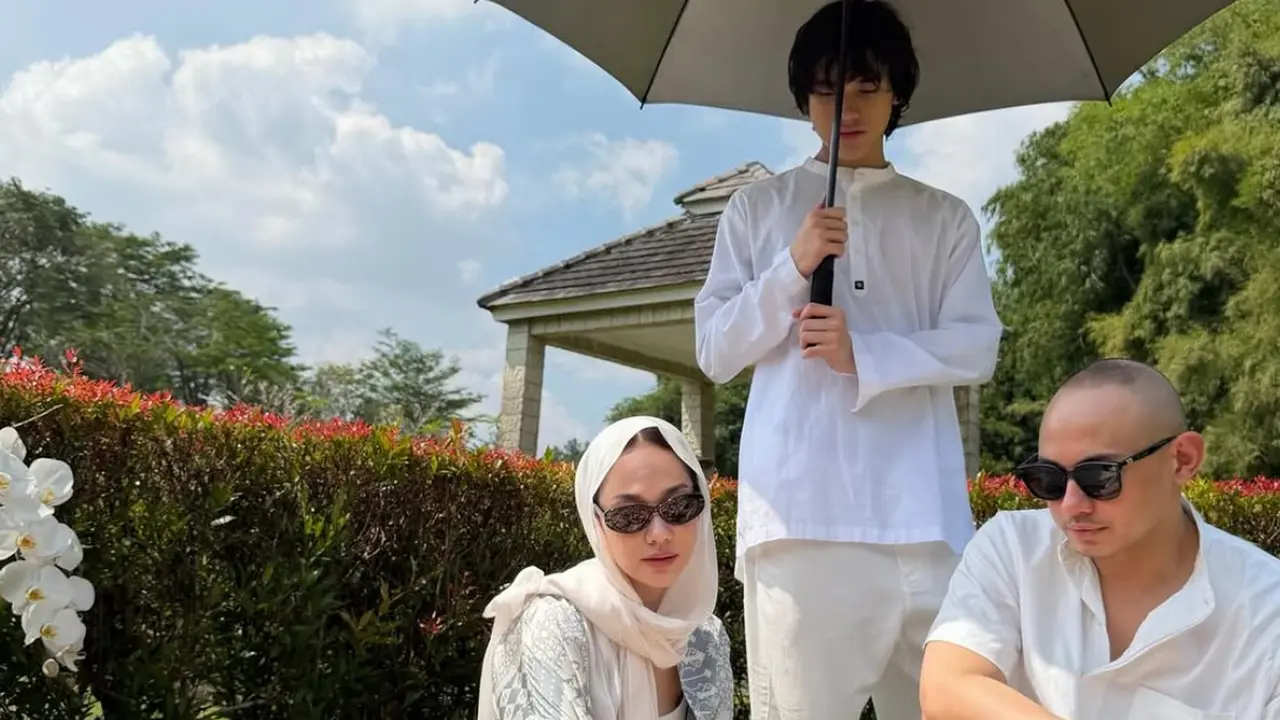 Bunga Citra Lestari Ziarah ke Makam Ashraf Sinclair di Momen Iduladha bersama keluarga. [@itsmebcl]