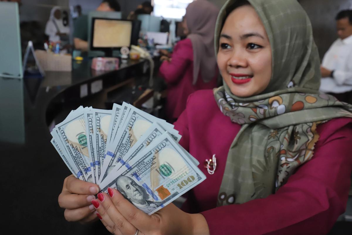 FOTO: Rupiah Menguat Tipis Namun Masih Bertahan di Level Rp18 Ribu