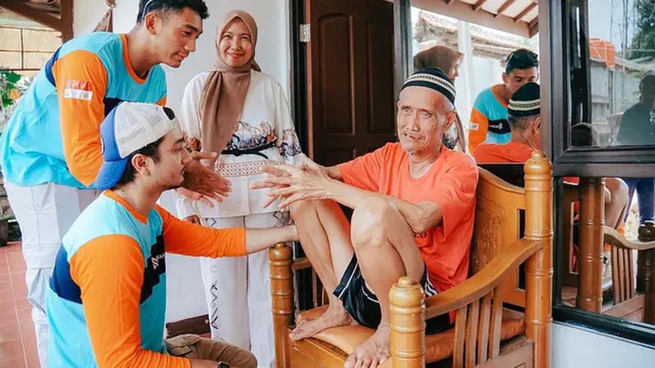 6 Potret Bryan Domani Jadi Relawan di Panti Wreda, Bahagia Berbagi Cerita dengan Lansia