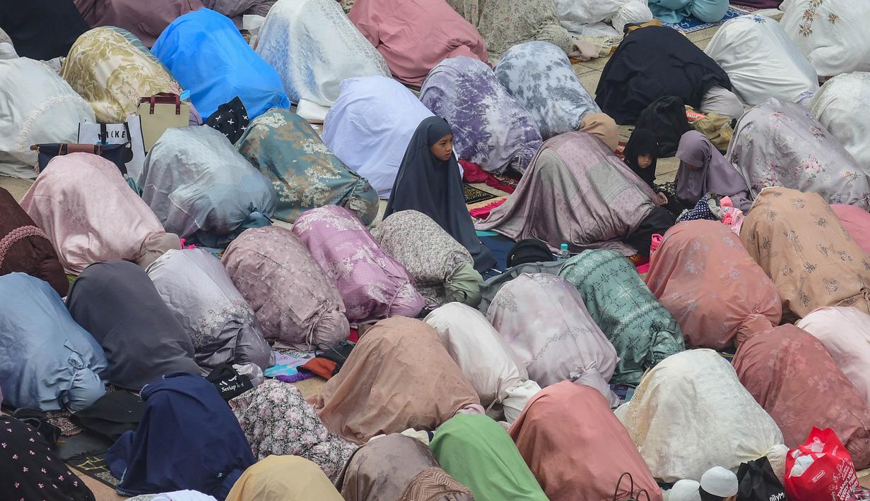Keputusan tersebut menjadi acuan bagi umat Islam dalam menyelenggarakan salat Idul Fitri secara bersama-sama di berbagai daerah. Tampak dalam foto, ribuan umat Islam ketika melaksanakan salat Idul Fitri 1447 Hijriah di Mesjid Kubah Emas, Depok, Jawa Barat, Sabtu (21/3/2026). (merdeka.com/Arie Basuki)
