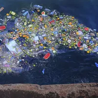 Seorang pria memancing di pantai Laut Tengah di Beirut, Lebanon di antara berbagai sampah plastik. (AP)