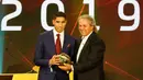 Bek berdarah Maroko, Achraf Hakimi menerima penghargaan Pemain Muda Terbaik Afrika 2019 pada acara CAF Awards di kota wisata Mesir, Hurghada, Selasa (7/1/2020). Selain Pemain Muda Terbaik Afrika 2019, acara itu juga mengumumkan beberapa penghargaan bergengsi lainnya.  (Khaled DESOUKI/AFP)