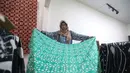 Saat ini, Rumah Batik Palbatu memiliki karyawan 10 orang, ditambah mitra dari teman-teman tuli sebanyak dua orang, ibu marjinal tiga orang serta teman-teman kanker berjumlah dua orang. (Kapanlagi.com/Budy Santoso)