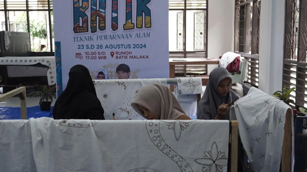 Aneuk Muda Aceh Unggul Hebat (AMANAH) menambah koleksi motif batik baru di Aceh. Berbagai desain baru lahir dalam Pelatihan Kreasi Batik yang digelar di Rumoh Batik Malaka, Kabupaten Aceh Besar, 23-26 Agustus 2024 (Istimewa)