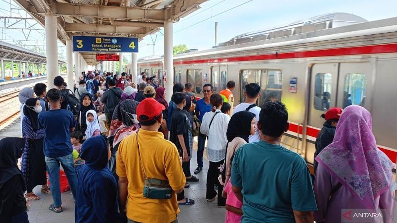 KRL Jabodetabek Padat Merayap, Warga Tetap Antusias Silaturahmi Lebaran