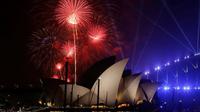 Keindahan kembang api di atas Sydney Opera House, Sydney, Australia (31/12). Pesta kembang api menjelang tahun baru di kota Sydney adalah salah satu yang terbesar dan termegah di dunia. (Reuters/Jason Reed)