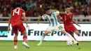 <p>Pemain Timnas Argentina, Nicolas Gonzalez&nbsp;(tengah) berusaha menghalau&nbsp;pergerakan pemain Timnas Indonesia, Marselino Ferdinan&nbsp;dalam pertandingan FIFA Matchday 2023 di Stadion Utama Gelora Bung Karno, Jakarta, Senin (19/6/2023). (Bola.com/Bagaskara Lazuardi)</p>