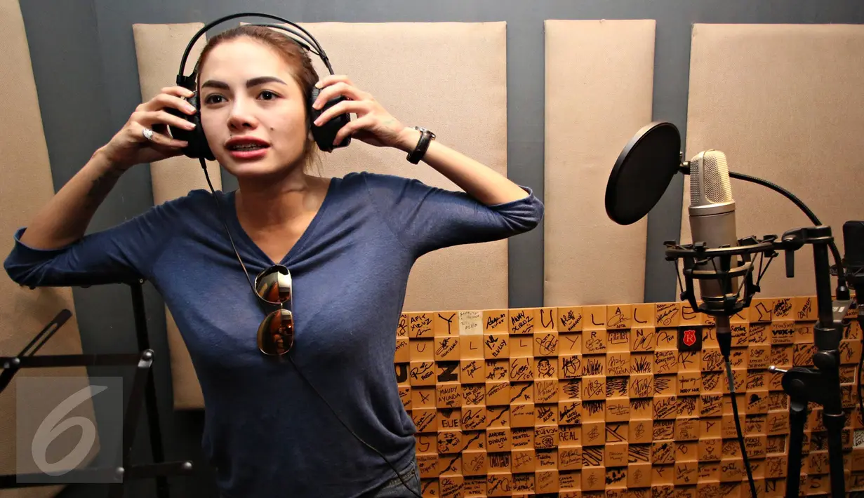 Nikita Mirzani saat melakukan rekaman lagu terbarunya di Kawasan Cipete, Jakarta, Rabu (13/1/2016). Nikita Mirzani kembali terjun di dunia entertainment melalui tarik suara dengan membawakan lagu bergenre Dangdut Remix. (Liputan6.com/Immanuel Antonius)
