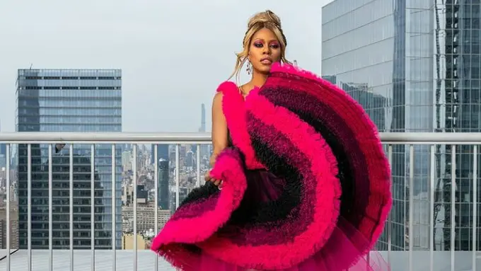Laverne Cox Kenakan Gaun dengan Bahan Tulle Sepanjang 1000 Yard di Ajang Oscar 2021
