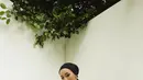 Hijab warna hitam nggak pernah salah dipadukan dengan baju warna army. Kamu bisa memadukan blus dengan hijab turban untuk tampil penuh gaya. [Foto: IG/viratandia].