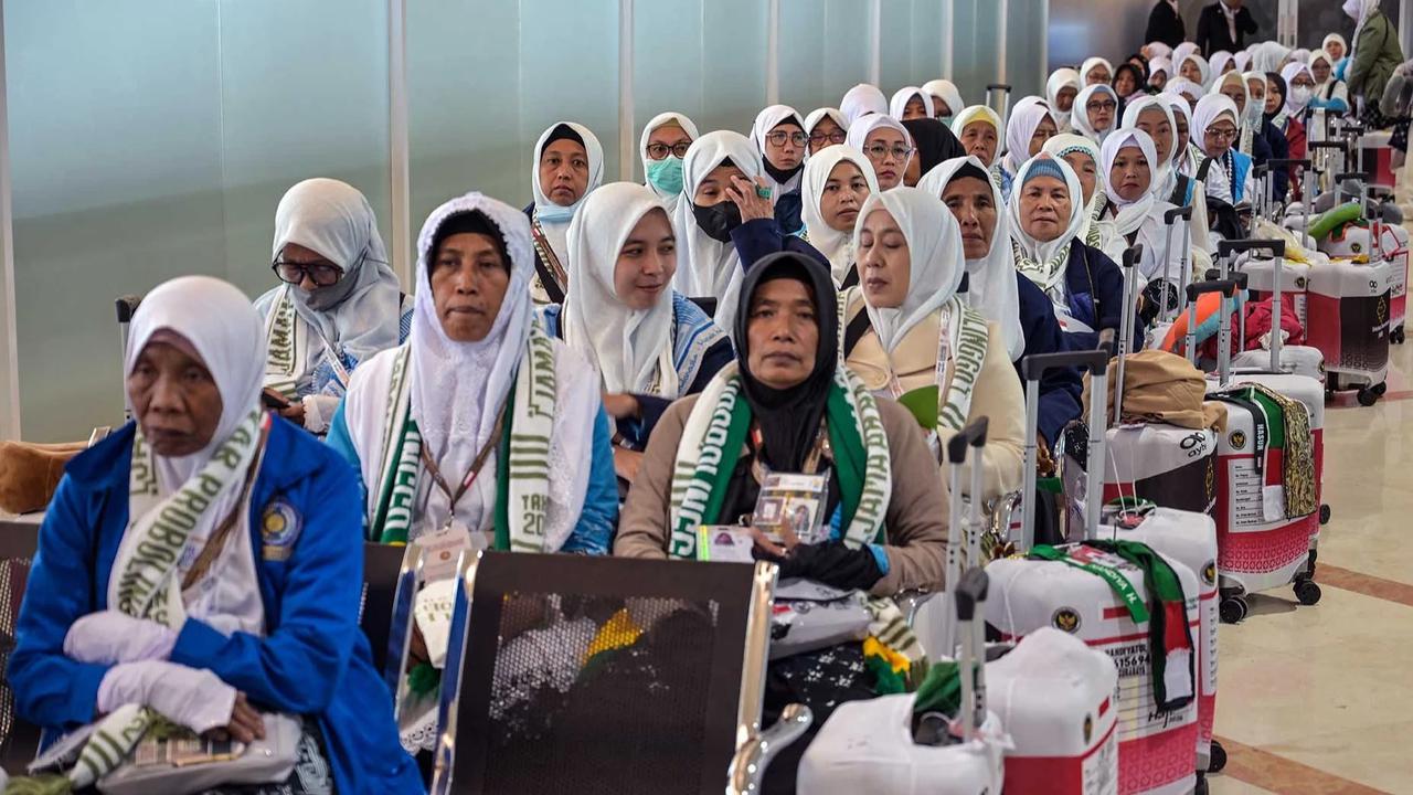 FOTO: Kloter Pertama Jemaah Haji Embarkasi Surabaya Berangkat ke Tanah Suci