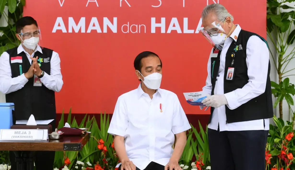 Presiden Joko Widodo atau Jokowi (tengah) bersiap menjalani penyuntikan vaksin COVID-19 di Istana Merdeka, Jakarta, Rabu (13/1/2021). Vaksinator presiden adalah Wakil Ketua Dokter Kepresidenan, Prof. dr. Abdul Muthalib, Sp.PD-KHOM. (Biro Pers Sekretariat Presiden/Muchlis Jr)