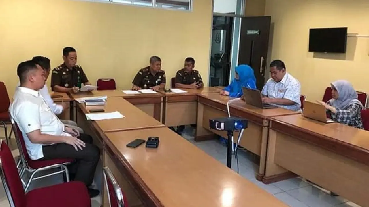 Kajati Sulsel, Firdaus Weldimar didampingi Wakajati Sulsel, Gery Yasid tampak memimpin rapat koordinasi TP4D (Liputan6.com/ Eka Hakim)