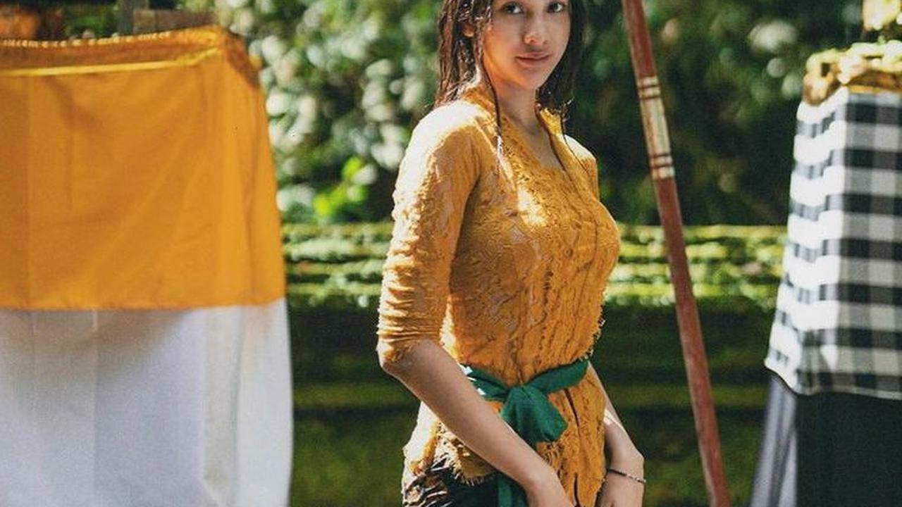 Anya kemudian debut sebagai seorang aktris pada tahun 2018. Pada saat itu film pertamanya adalah film horor berjudul Tusuk Jelangkung di Lubang Buaya.