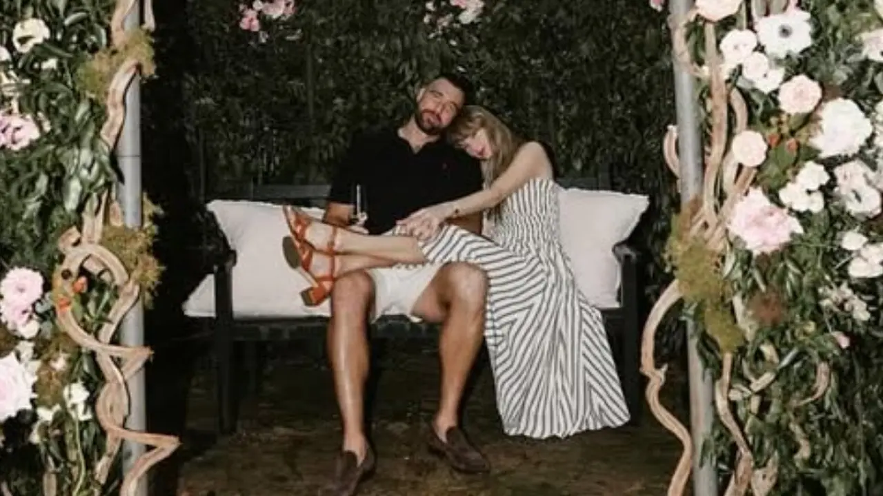 Sandal Louis Vuitton Taylor Swift saat resmi dilamar Travis Kelce. [@taylorswift]