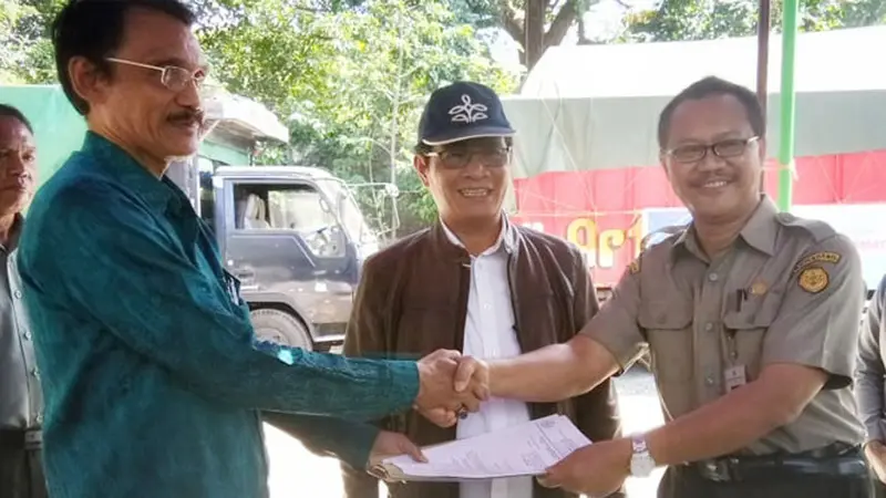 Kementan Serahkan Bantuan Pakan untuk Ternak Korban Bencana di Lombok