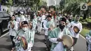 Pawai marawis saat mengiringi kedatangan ketiga petinggi KIB di Gedung KPU RI, Jalan Imam Bonjol, Jakarta Pusat, Rabu (10/8/2022). Kedatangan ketiga petinggi KIB tersebut terlihat mesra saat jalan bersama menuju Gedung KPU. (merdeka.com/Iqbal S Nugroho)