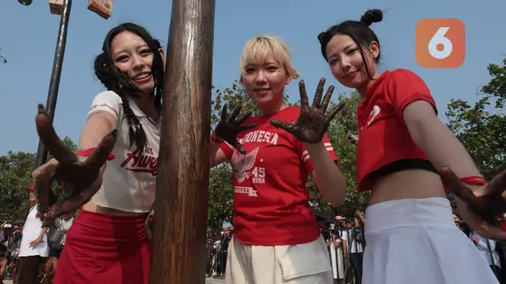 Girl Band Jepang Daruma Rollin Ikut Panjat Pinang