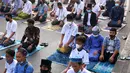 Umat muslim melaksanakan salat Idul Adha 1442 H di Masjid Masjid Jami Al-Mubarok, Tangerang, Banten, Selasa (20/7/2021). Sebagian masjid melakukan pelaksanaan salat Idul Adha 1442 H, namun dengan protokol kesehatan yang ketat. (Liputan6.com/Angga Yuniar)