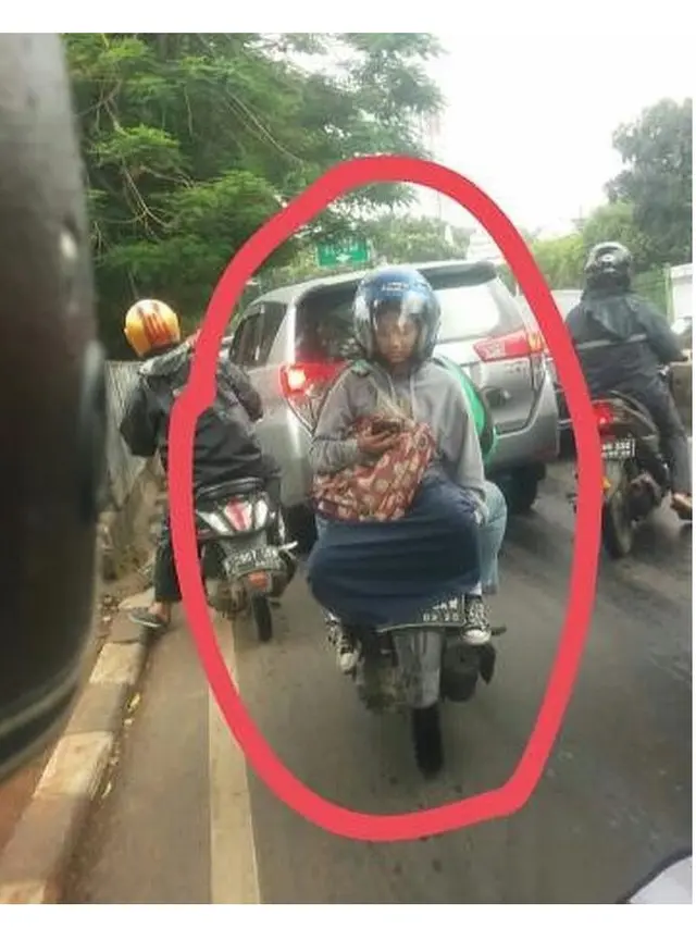 Gaya Duduk Penumpang Ojek Online Ini Nyeleneh dan Kocak Banget