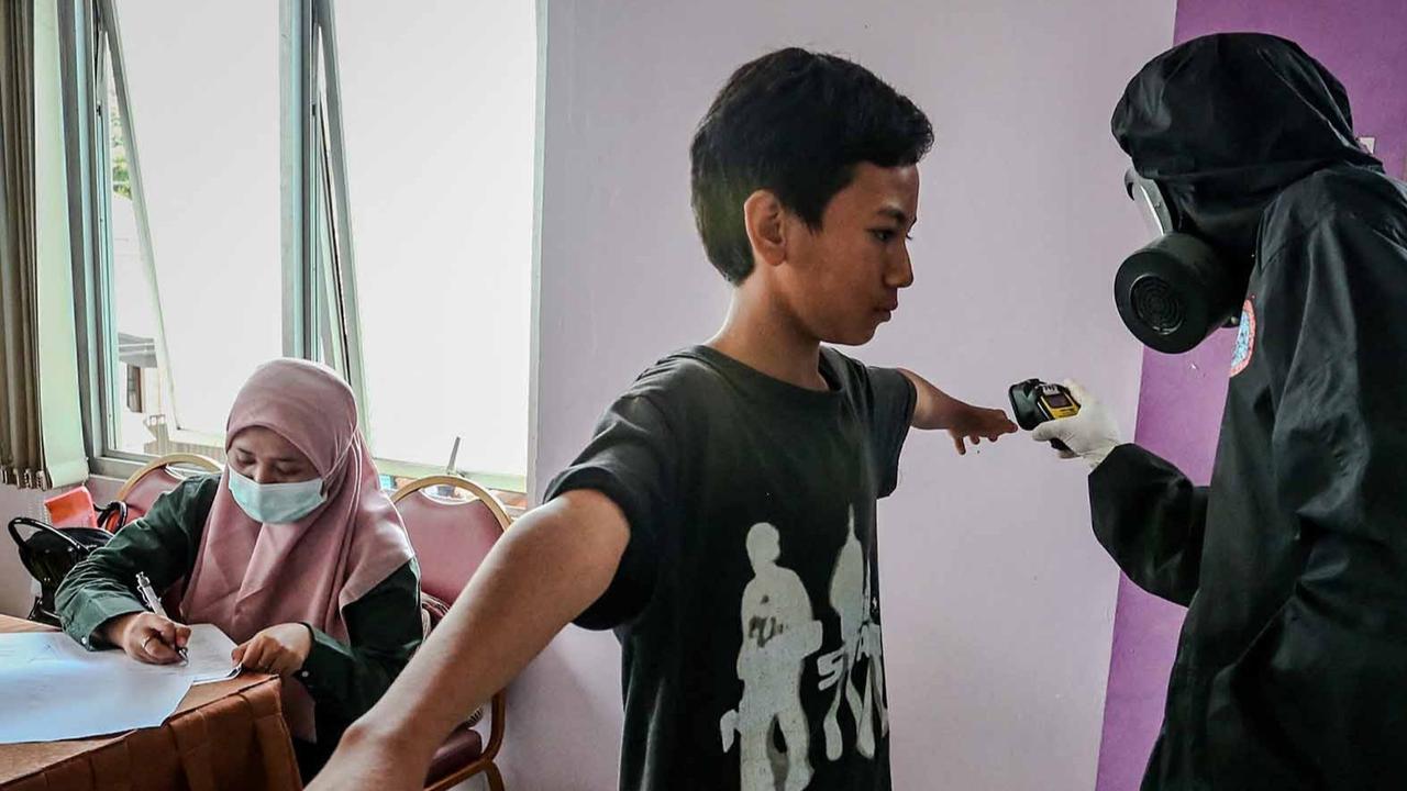 FOTO: Warga Cikande Jalani Pemeriksaan Sebelum  Direlokasi Usai Temuan Paparan Radioaktif Cs-137