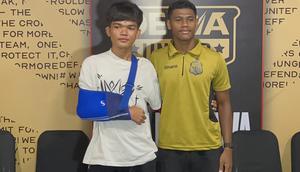 Bek Dewa United U-20, Rakha Nurkholis (kiei), memakai arm sling setelah menjadi korban tendangan kung fu winger Bhayangkara FC U-20, Fadly Alberto. (Bola.com/Muhammad Adiyaksa)