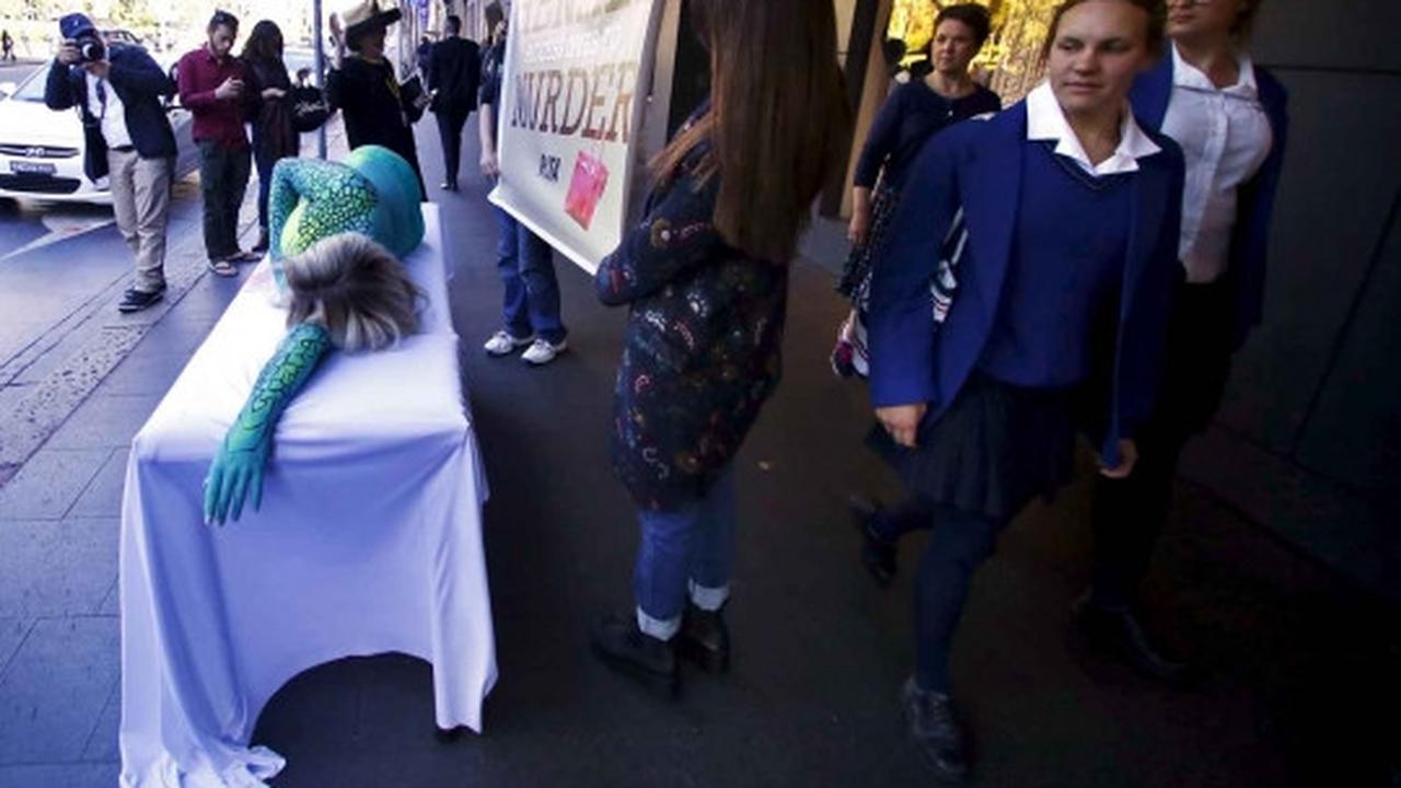 Model seksi Australia ini nekat beraksi bugil di depan toko Hermes
