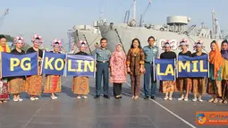 Citizen6, Cilangkap: PG Jalasenastri Kolinlamil menampilkan tarian khas Betawi Ondel-ondel dalam menyambut hari Kartini dan HUT Jalasenastri 2012, di lapangan Trisila Mabesal, Cilangkap, Jakarta Timur, Jumat (20/4). (Pengirim: Dispenkolinlamil)