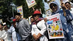 Kelompok LawanAhok berteriak saat demo di rumah dinas Gubernur Basuki T Purnama, Jakarta (28/8/2015). Aksi LawanAhok ini ungkapan kekecewaan atas tindakan  Pemprov  DKI yang dinilai semena-mena kepada rakyat. (Liputan6.com/Gempur M Surya)
