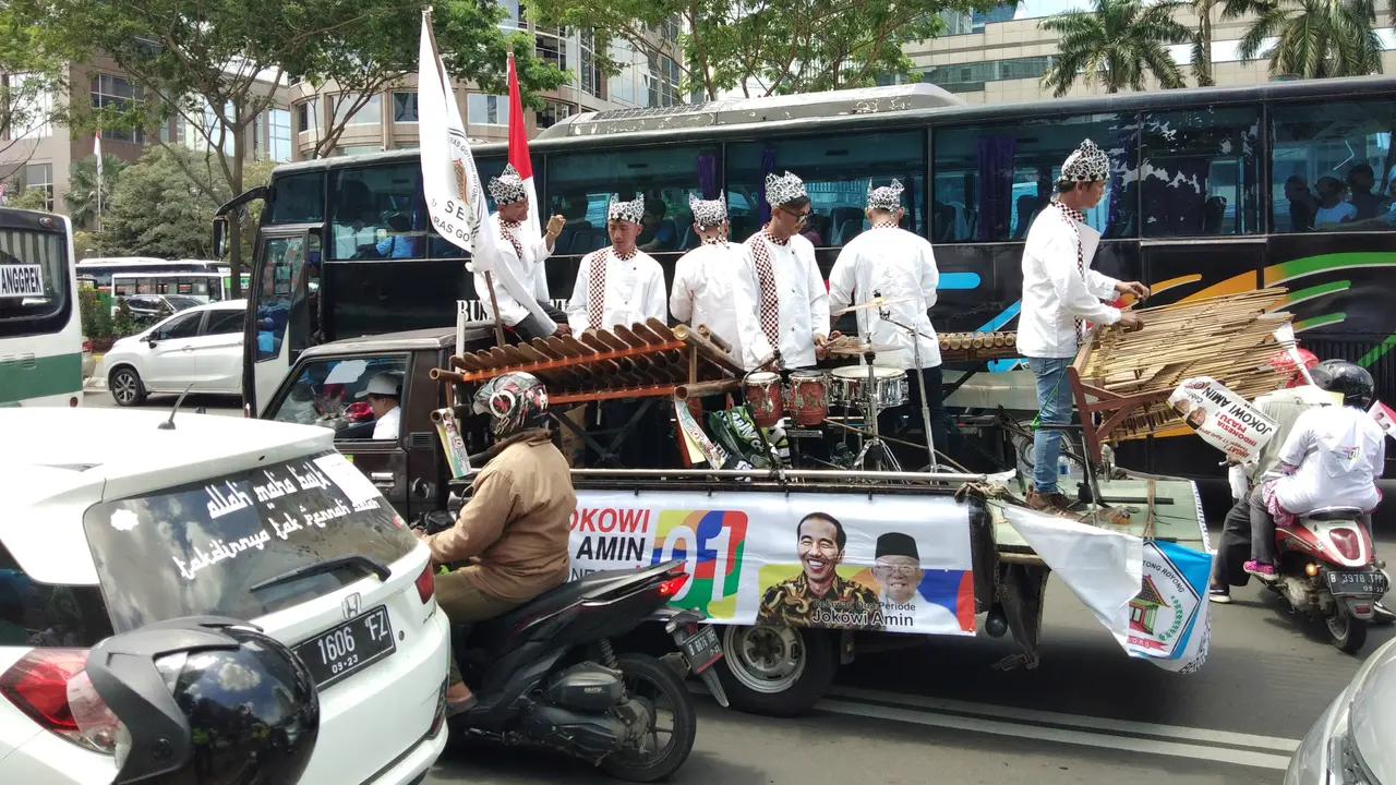 Kelompok musik menuju ke GBK untuk memeriahkan Konser Putih Bersatu sekaligus kampanye kabar Jokowi-Ma'ruf Amin.