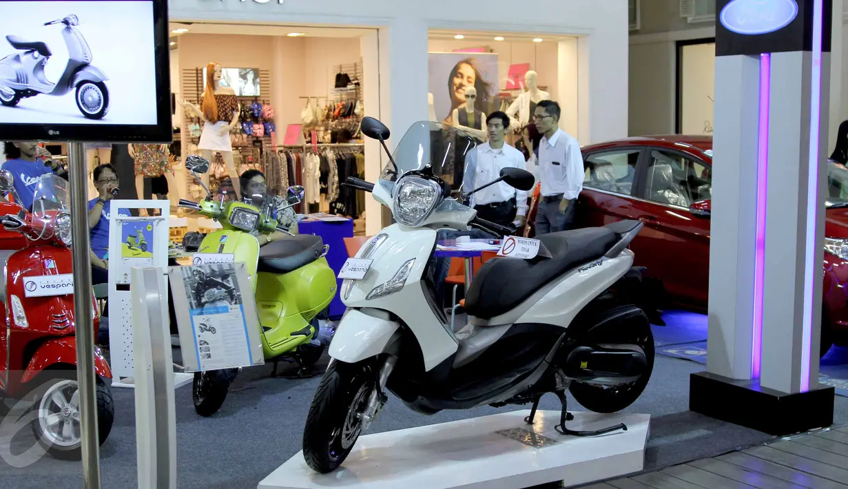 Suasana pameran kendaraan di salah satu pusat perbelanjaan di Bandung, Sabtu (27/6/2015). Pemerintah melalui Bank Indonesia (BI) telah menerbitkan aturan pelonggaran uang muka (DP) untuk kredit kepemilikan kendaraan bermotor. (Liputan6.com/Helmi Afandi)