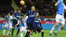 Striker Inter Milan, Rodrigo Palacio, duel bola udara dengan bek Chievo, Nicolas Frey. Sementara bagi Chievo, hasil ini membuat mereka turun ke peringkat 12. (AFP/Olivier Morin)
