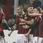 Para pemain AC Milan merayakan gol yang dicetak oleh Leonardo Bonucci ke gawang Crotone pada laga Serie A di Stadion San Siro, Milan, Sabtu (6/1/2018). AC Milan menang 1-0 atas Crotone. (AP/Luca Bruno)