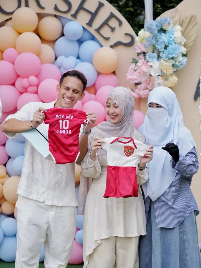 6 Potret Adiba Khanza Melahirkan Anak Pertama, Umi Pipik Resmi Timang Cucu