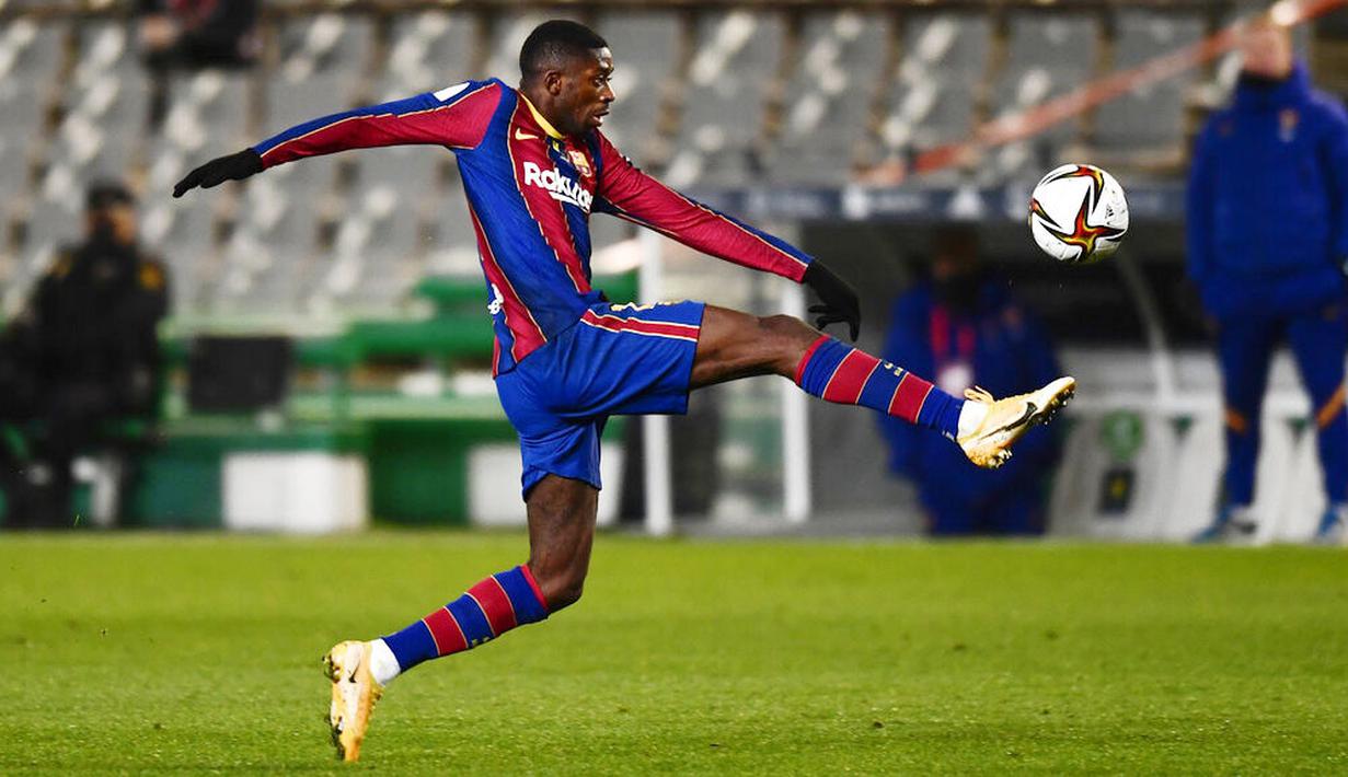 Penyerang Barcelona, Ousmane Dembele, mengontrol bola saat melawan Real Sociedad pada laga semifinal Piala Super Spanyol di Stadion Nuevo Arcangel, Rabu (13/1/2021). Barcelona menang adu penalti dengan skor 3-2. (AP/Jose Breton)