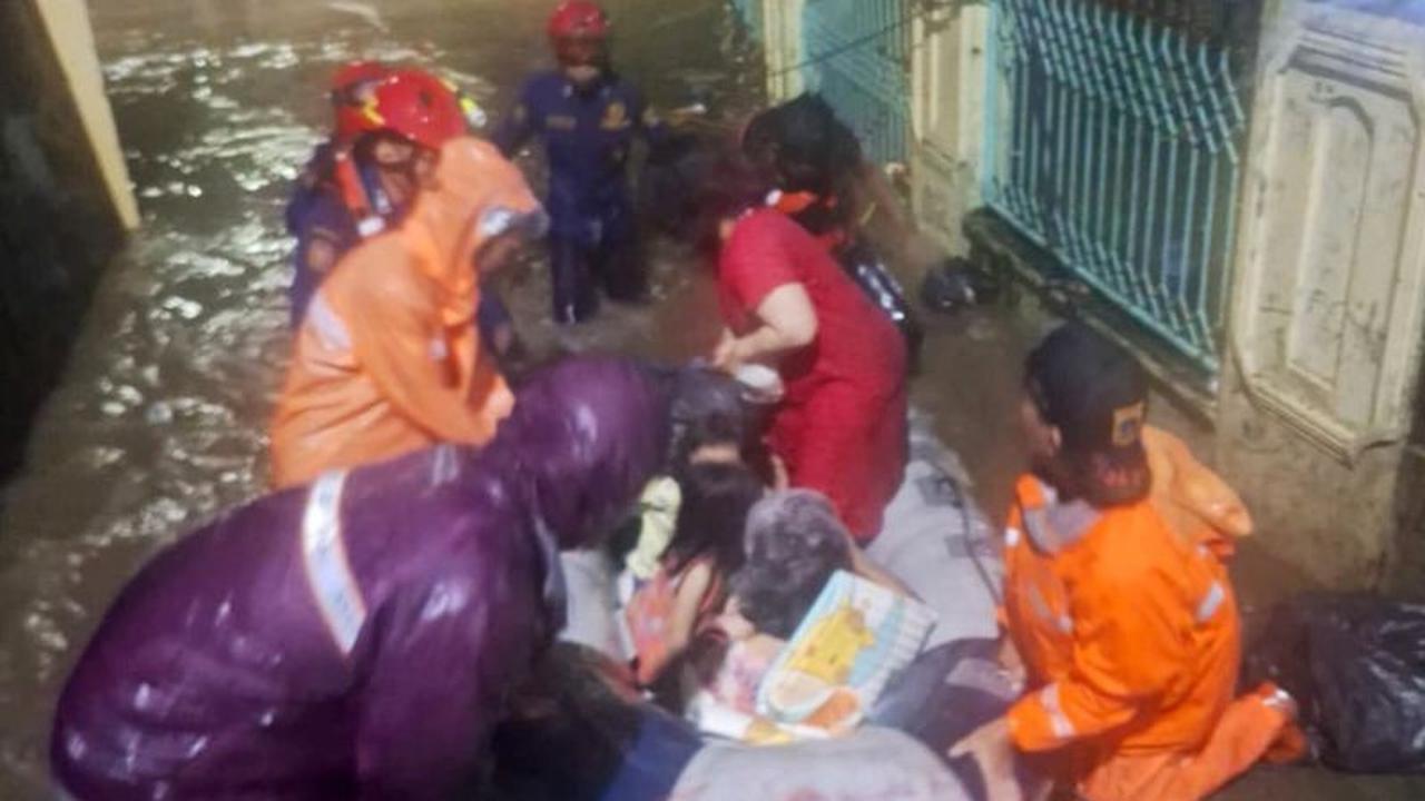 Banjir Cibubur Rendam Permukiman, Enam Warga Berhasil Dievakuasi Gulkarmat Jaktim