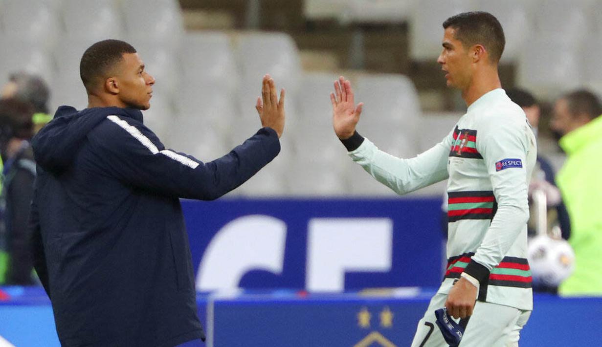 Striker Portugal, Cristiano Ronaldo dan striker Prancis, Kylian Mbappe, usai laga UEFA Nations League di Stadion Stade de France, Senin (12/10/2020). Kedua tim bermain imbang 0-0. (AP Photo/Thibault Camus)