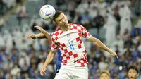 Pemain Kroasia,&nbsp;Ivan Perisic menyundul bola saat laga 16 besar Piala Dunia 2022 melawan Jepang di Al Janoub Stadium, Senin (05/12/2022). (AP/Francisco Seco)