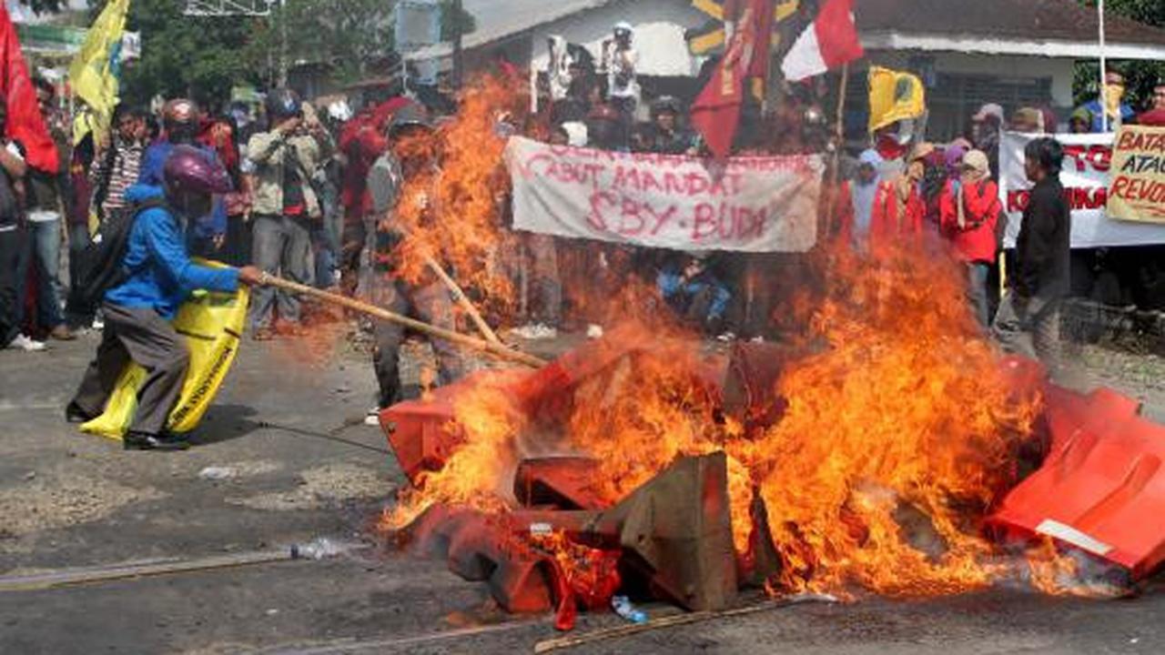 Rel diblokir, perjalanan KA terganggu