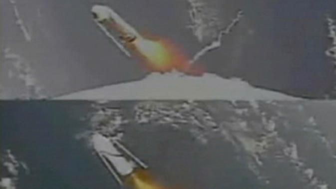 Pemisahan SRB-As setelah roket H-IIA lepas landas dari landasan peluncuran di Tanegashima Space Center di Tanegashima, Jepang, Senin (20/7/2020). Uni Emirat Arab (UEA) resmi menjadi negara arab pertama yang mengekplorasi ruang angkasa dengan meluncurkan misi pertamanya menuju Mars. (MHI via AP)