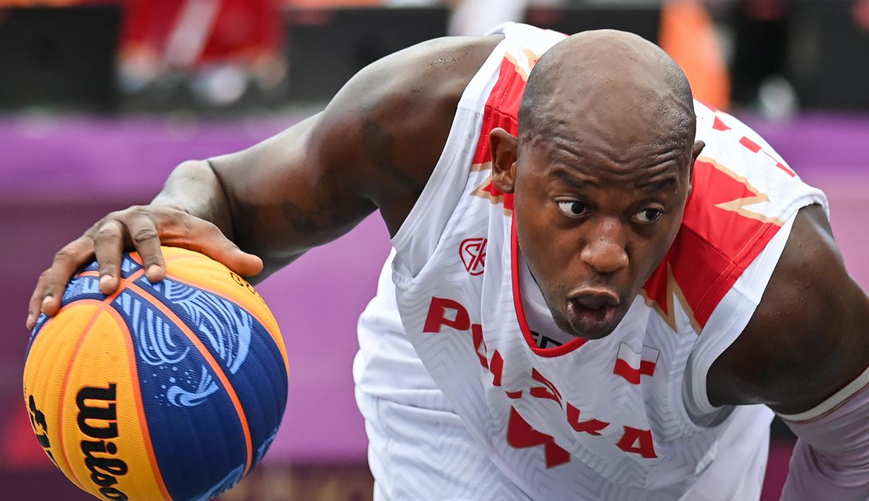 Michael Hicks dari Polandia menggiring bola selama pertandingan bola basket 3x3 putaran pertama putra antara Polandia dan Latvia selama Olimpiade Tokyo 2020 di Aomi Urban Sports Park di Tokyo, pada 24 Juli 2021. (AFP/ Andrej Isakovic)