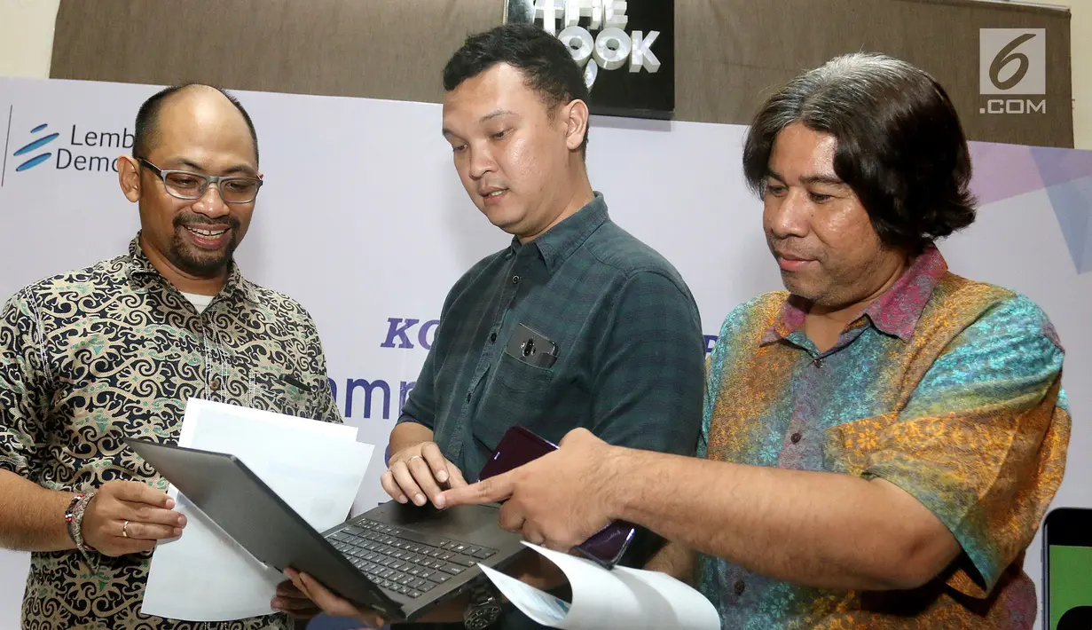 Wakil Kabid Penelitian dan Pelatihan Penelitian LD FEBUI Paksi Walandauw, Peneliti Adjunct Alfindra Primaldhi dan Pengamat Ekonomi FEB UI Andi Fahmi Lubis berbincang membahas hasil riset Go-Jek di Jakarta, Kamis (21/3). (Liputan6.com/Fery Pradolo)