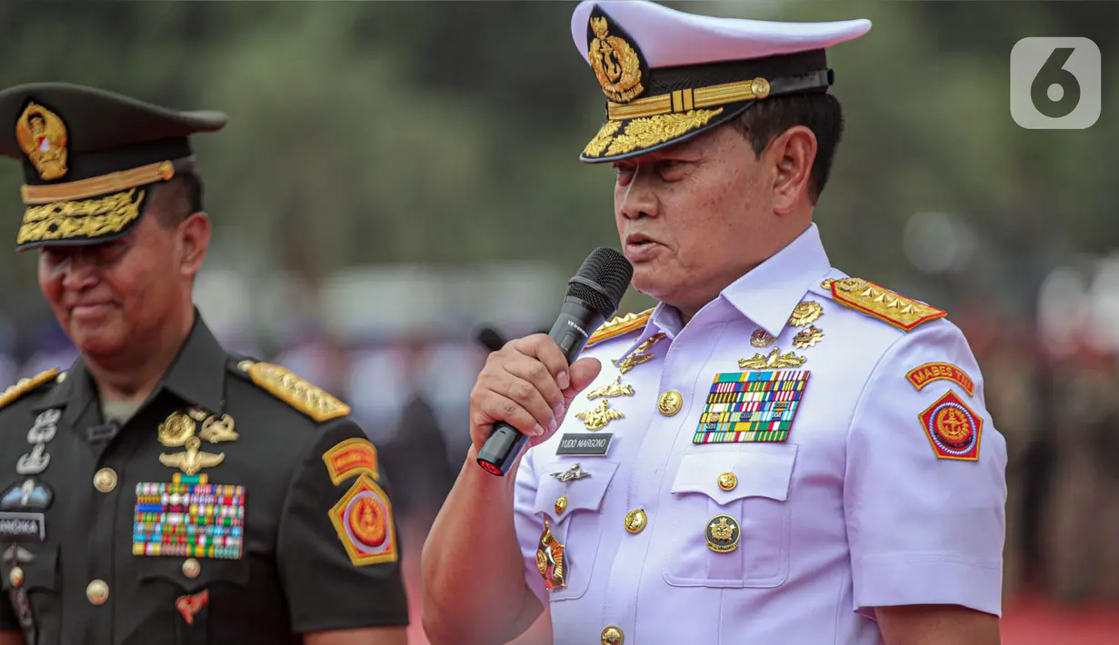 Panglima TNI Laksamana TNI Yudo Margono (kanan) dan mantan Panglima TNI Jenderal TNI Andika Perkasa (kiri) menyampaikan sambutan pada acara serah terima jabatan Panglima di Mabes TNI, Cilangkap, Jakarta, Selasa (20/12/2022). Yudo Margono dilantik sebagai Panglima TNI oleh Presiden Joko Widodo pada 19 Desember 2022 berdasarkan Keputusan Presiden Republik Indonesia Nomor 91/TNI/2022 tentang Pemberhentian dan Pengangkatan Panglima Tentara Nasional Indonesia. (Liputan6.com/Faizal Fanani)