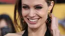 Melansir Ace Showbiz, seorang sumber mengatakan bahwa Jolie sangat senang menikmati perannya menjadi seorang ibu. Tak gusar mencari pengganti Pitt, ia juga belum ingin menjalani hubungan yang serius. (AFP/Bintang.com)