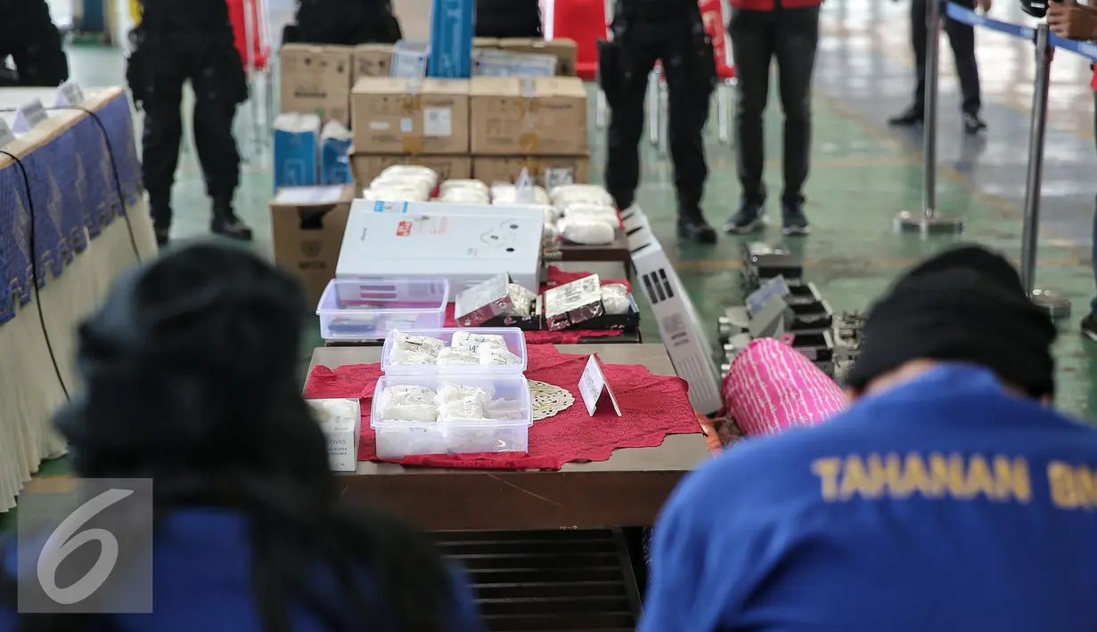 Barang bukti diperlihatkan saat konpers penyelundupan narkotika di Jakarta, Selasa (2/2). 16,81 kg narkotika jenis methamphetamin atau shabu asal China berhasil digagalkan Bea dan Cukai, BNN, Polres Pelabuhan Tanjung Priok. (Liputan6.com/Faizal Fanani)