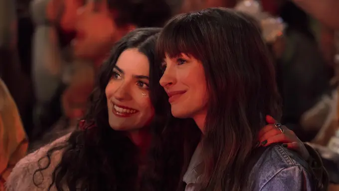 Ella Rubin dan Anne Hathaway dalam film The Idea of You. [Foto: Prime Video]