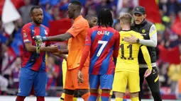 Pelukan diberikan ke Timo Werner yang bermain bagus dengan menciptakan dua peluang emas, memberi empat operan kunci, dan menyumbang satu assist. (AP Photo/Kirsty Wigglesworth)