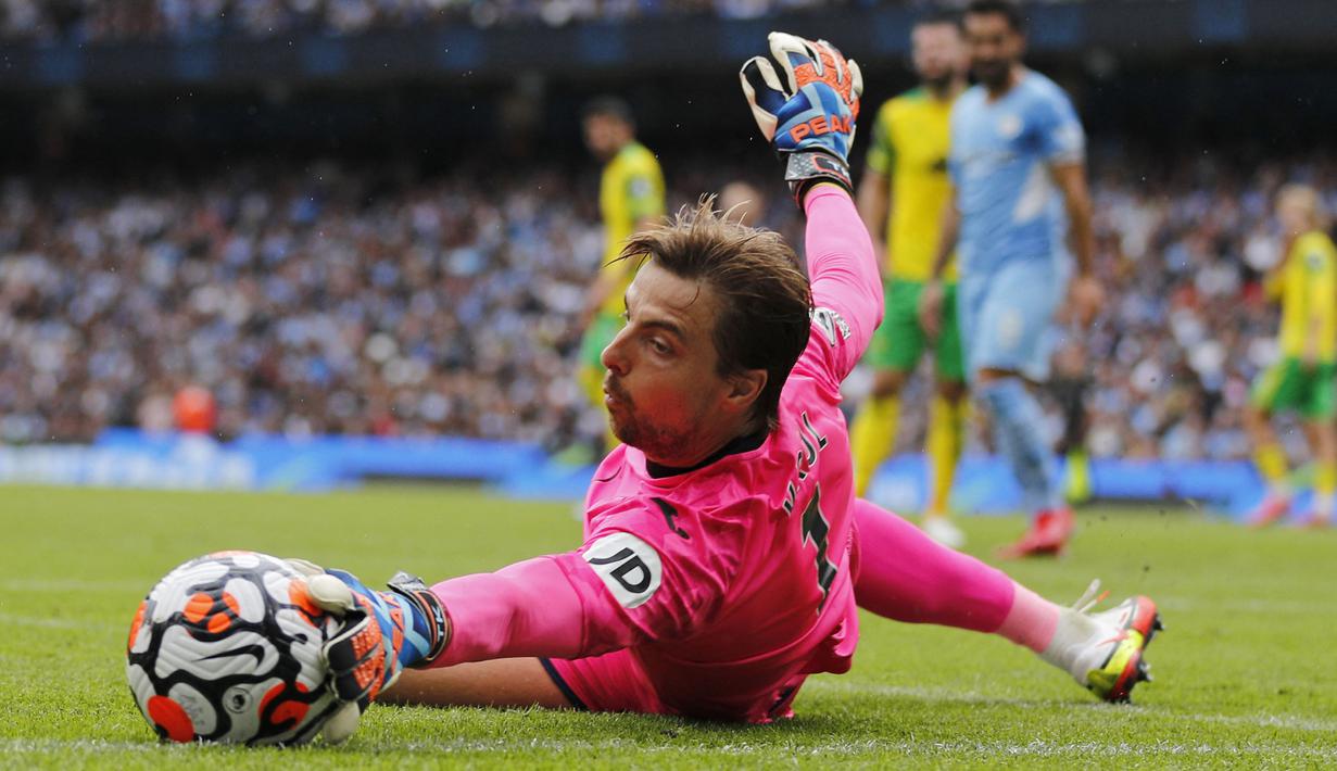 Tim Krul yang kini berusia 35 tahun baru saja didatangkan klub promosi, Luton Town dari Norwich City pada awal musim 2023/2024. Meski kaya pengalaman di Liga Inggris, ia hanya diplot untuk menjadi pelapis Thomas Kaminski karena faktor usia. Musim ini ia baru bermain dua kali di EFL Cup, dan belum pernah diturunkan di Liga Inggris. (AFP/Adrian Dennis)