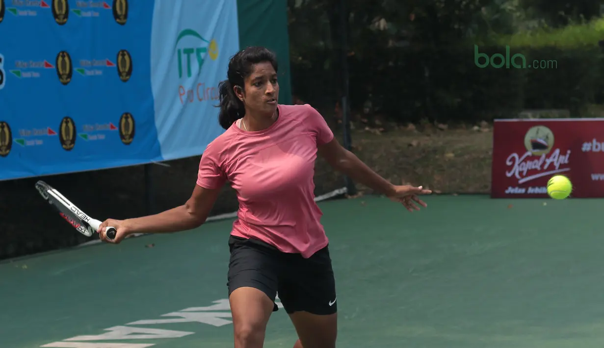 Petenis India, Samantha Chamarthi berusaha mengembalikan bola ke arah Deria Nur Haliza  pada kejuaraan ITF Women’s Circuit di Hotel Sulatan, Jakarta, Rabu (18/7/2018). Deria kalah 0-6, 2-6. (Bola.com/Nick Hanoatubun)