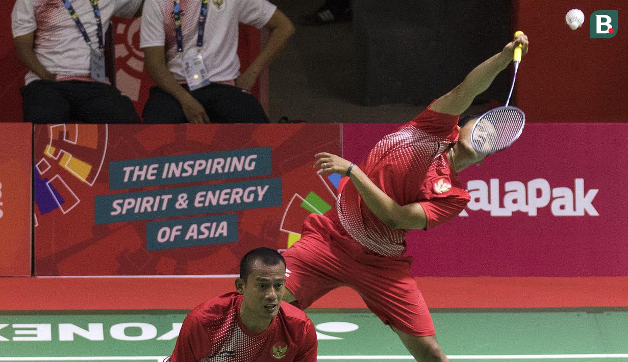 Fredy Setiawan/Dwiyoko pebulutangkis Indonesia meraih medali emas di nomor ganda putra SL3-SL4 setelah mengalahkan pasangan Korea pada Asian Para Games 2018 di Istora Senayan, Sabtu (13/10/2018).  (Bola.com/Peksi Cahyo)